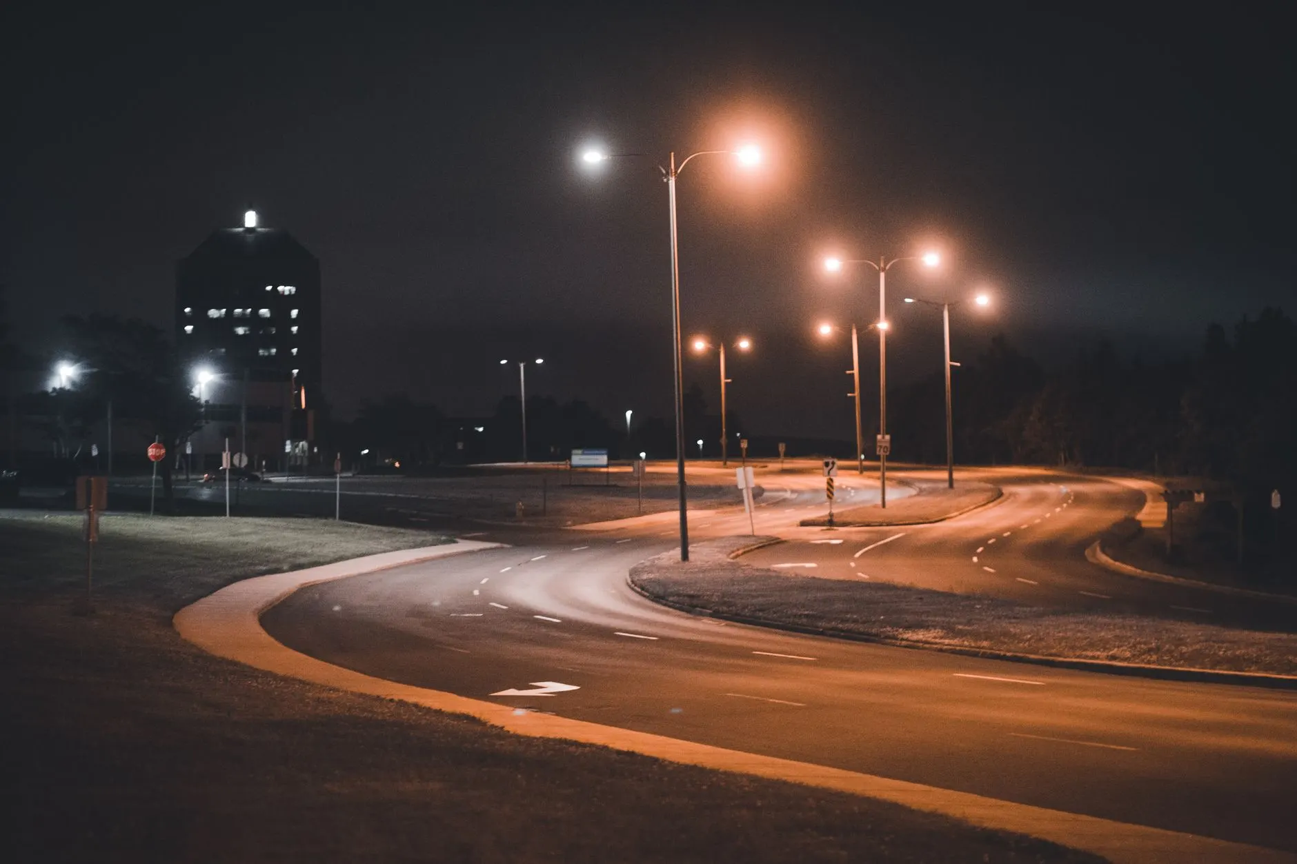 城市道路智慧照明改造方案设计与节能效益分析
