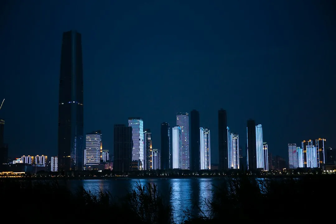 城市道路智慧照明改造方案：柏照路灯物联网与节能灯具替换实践